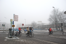 804816 Afbeelding van het fietspad langs het Smakkelaarsveld te Utrecht, met op de achtergrond het Vredenburgviaduct.
